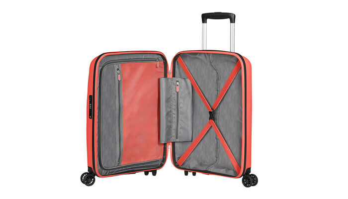 Interior organisation with extra zipped apron pocket 